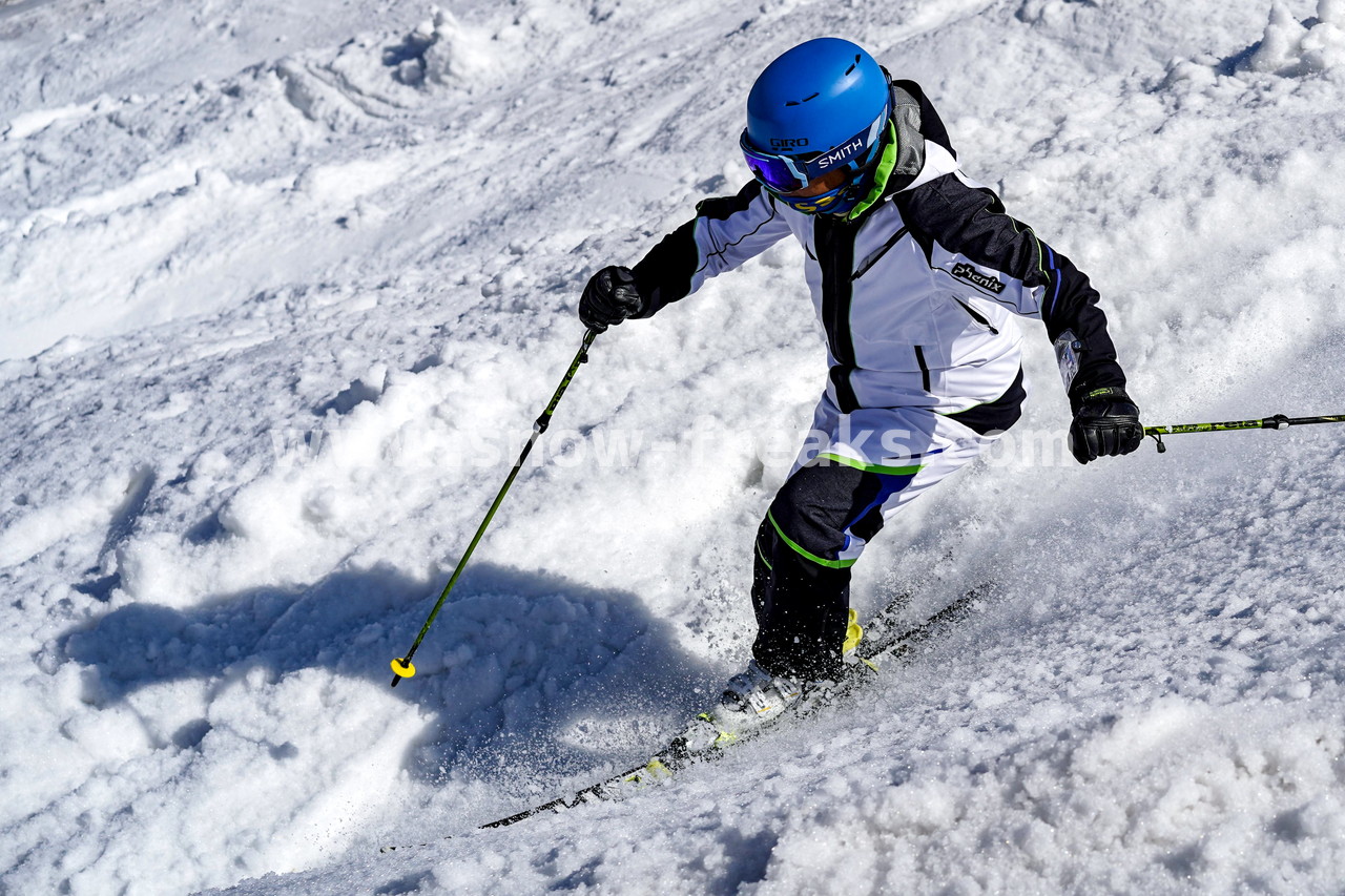 札幌国際スキー場 Mt.石井スポーツ ISHII SKI ACADEMY 校長・斉藤人之さんによる『斉藤塾』開講。本日のテーマは、「春雪！コブからスキーのたわみを楽しむ！！」(^^)v